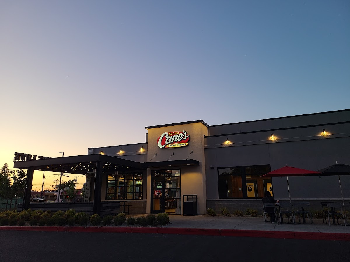 Raising Cane's Chicken Fingers Photo 4