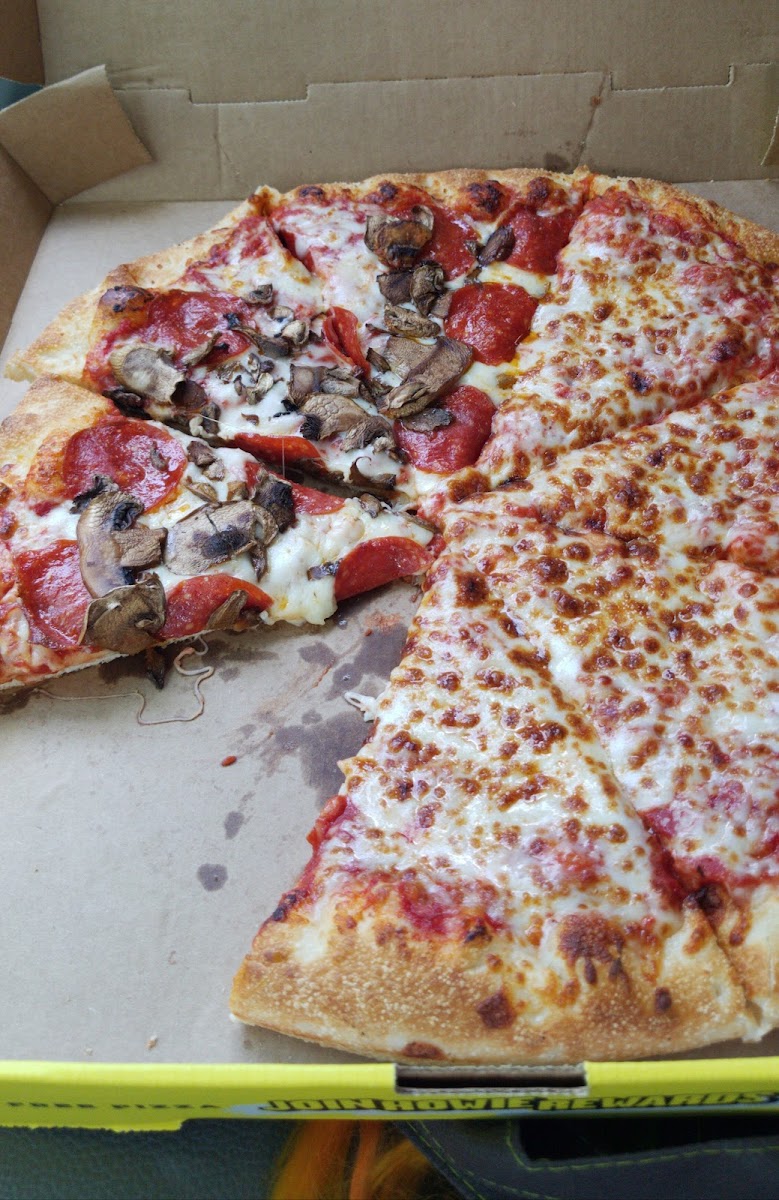 Hungry Howie's Pizza & Subs Photo 10