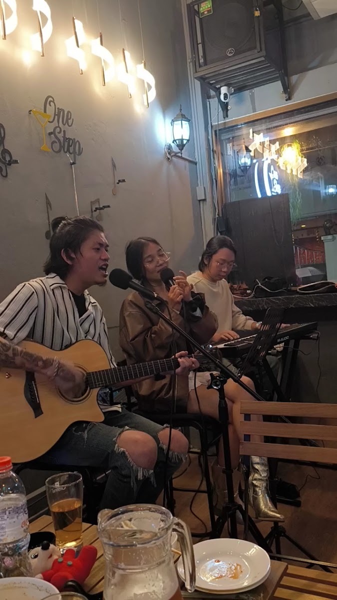 One Step Bar & Restaurant - Bangkok Photo 2