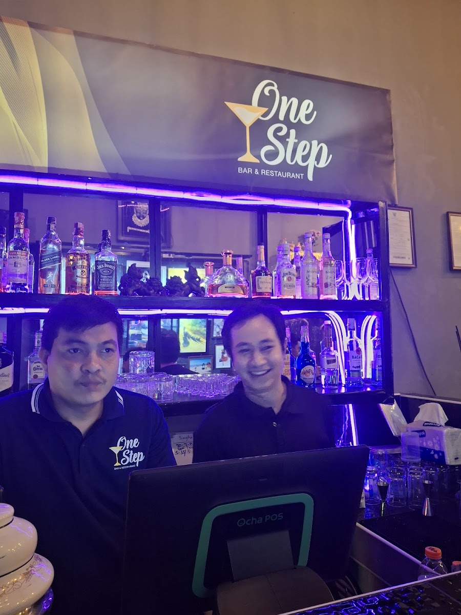 One Step Bar & Restaurant - Bangkok Photo 4