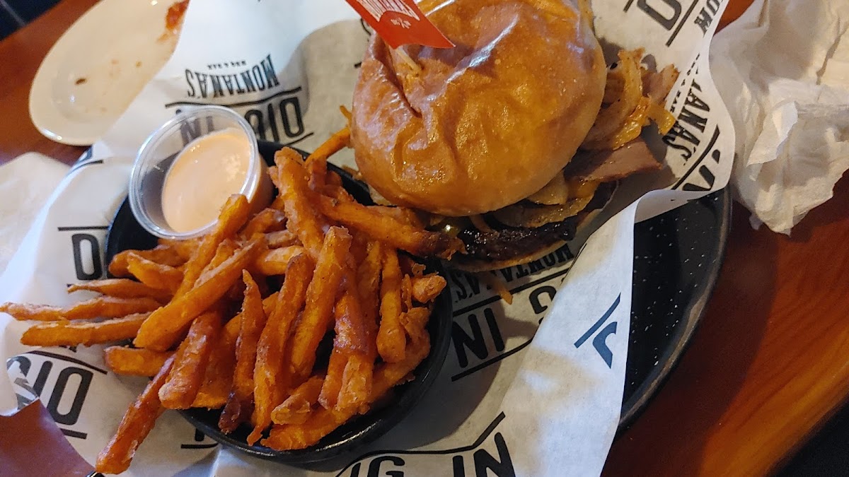Montana’s BBQ & Bar Photo 7