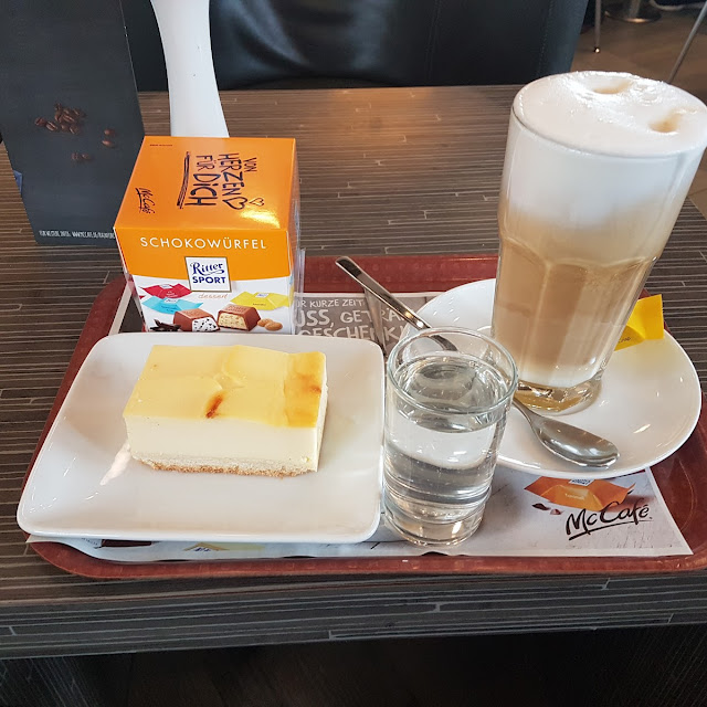 Käsekuchen Und Latte Macchiato