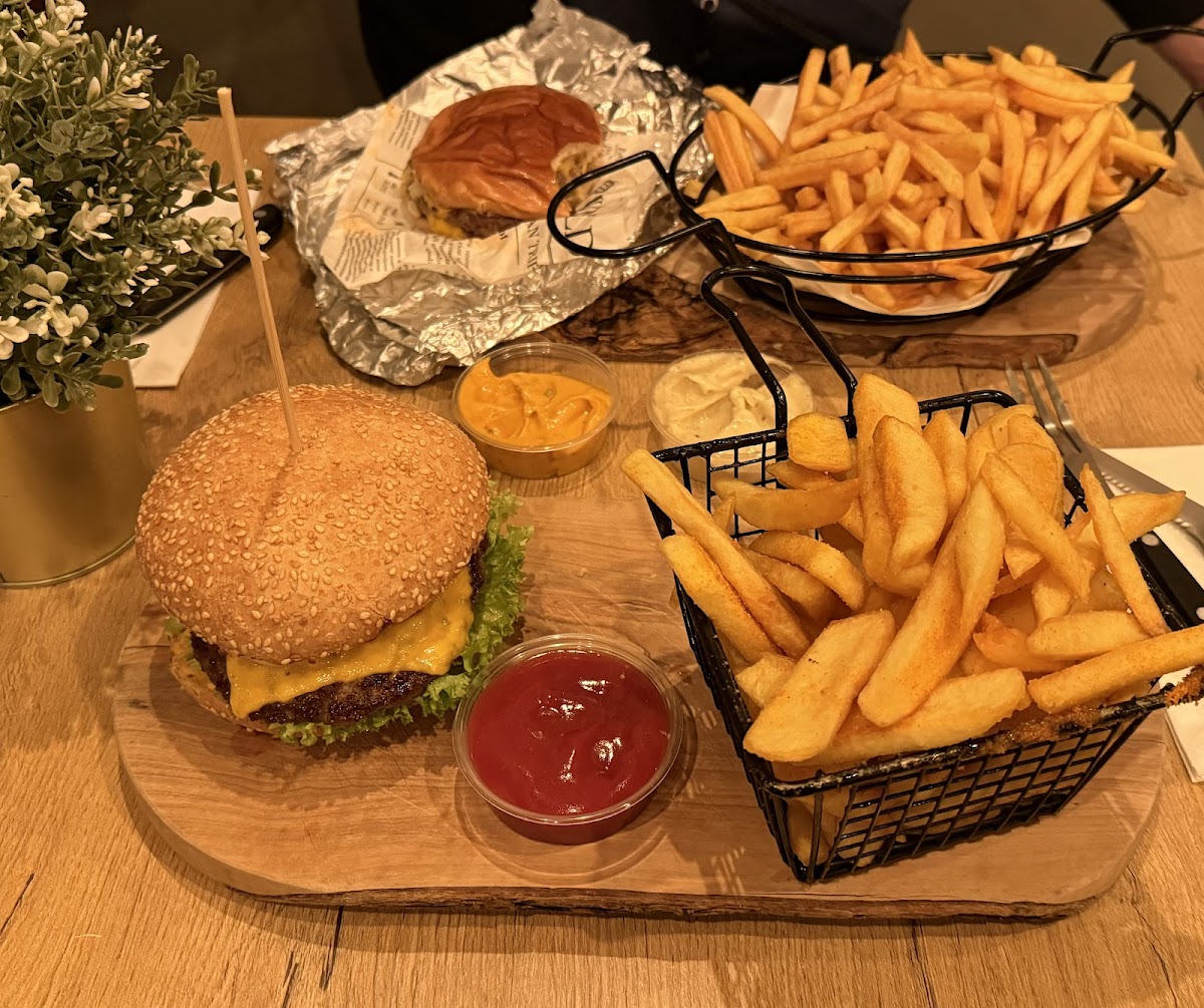 Golden Burger Photo 4