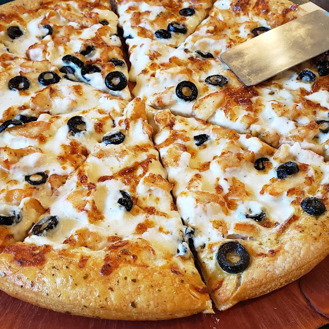 Chicken Alfredo Pizza with Black Olives