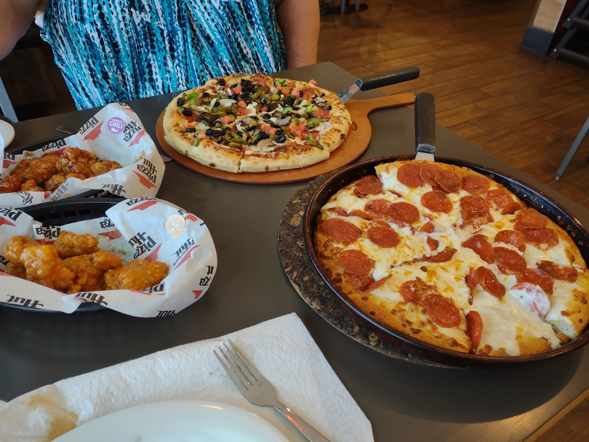Pizza Hut Photo 8