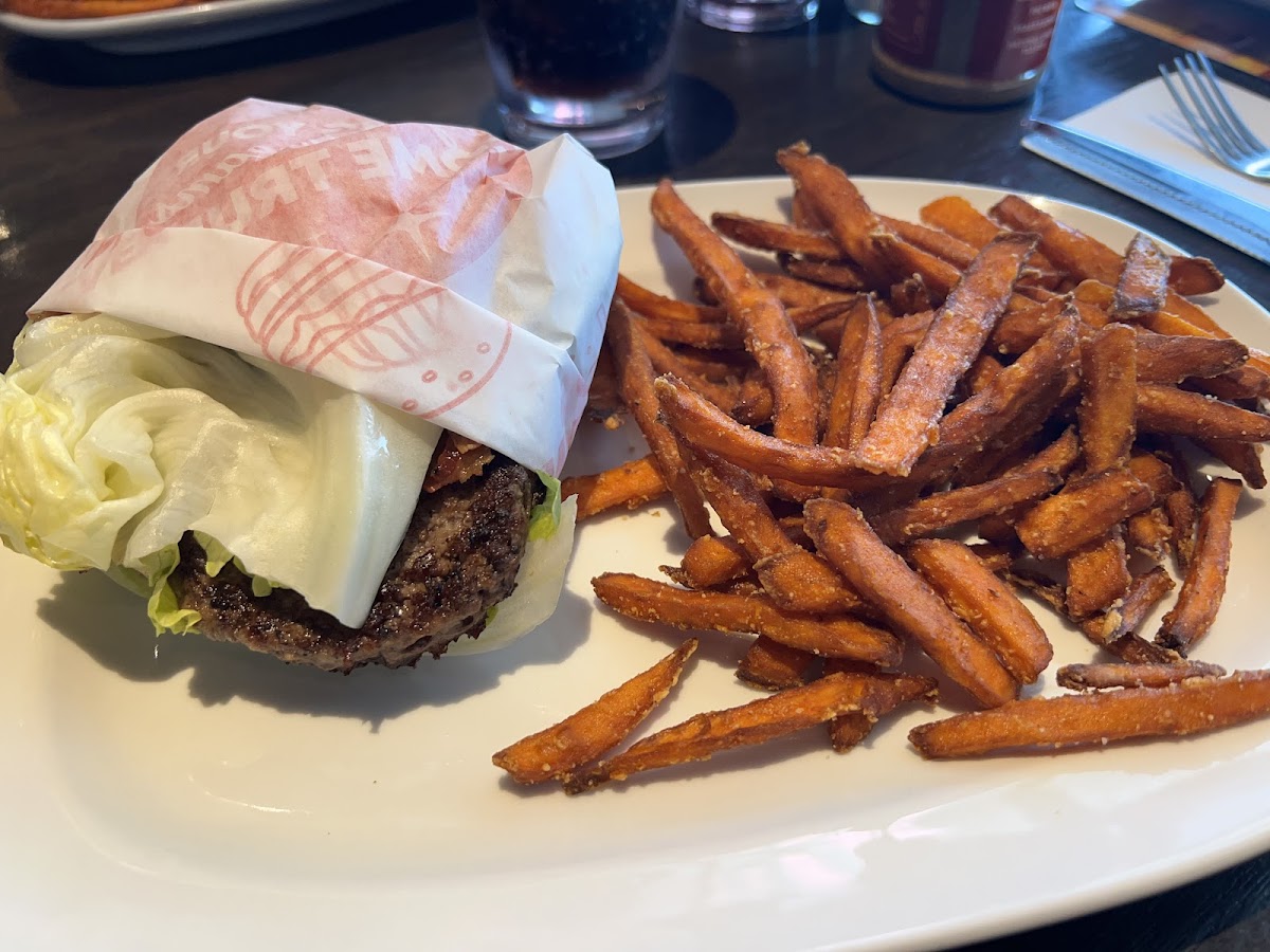 Red Robin Gourmet Burgers and Brews Photo 6