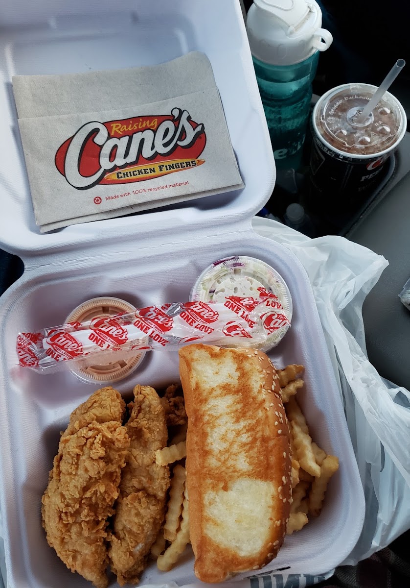 Raising Cane's Chicken Fingers Photo 8