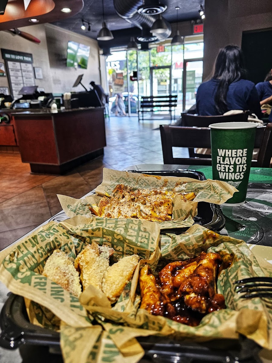 Wingstop Photo 9