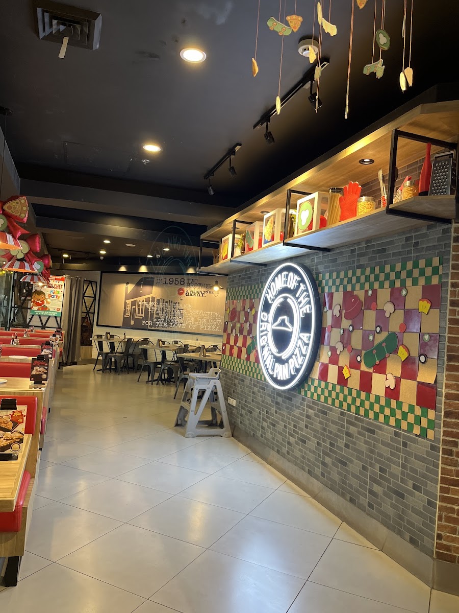 Pizza Hut Photo 9