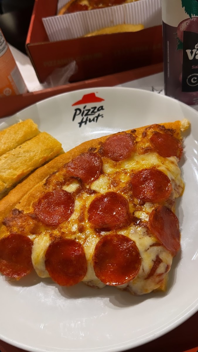 Pizza Hut Photo 4