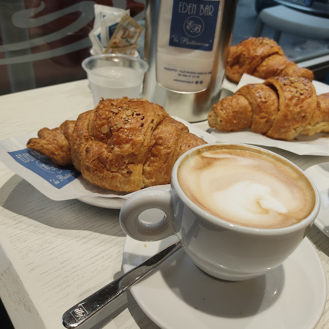Cornetto Alla Crema E Latte Macchiato Caldo