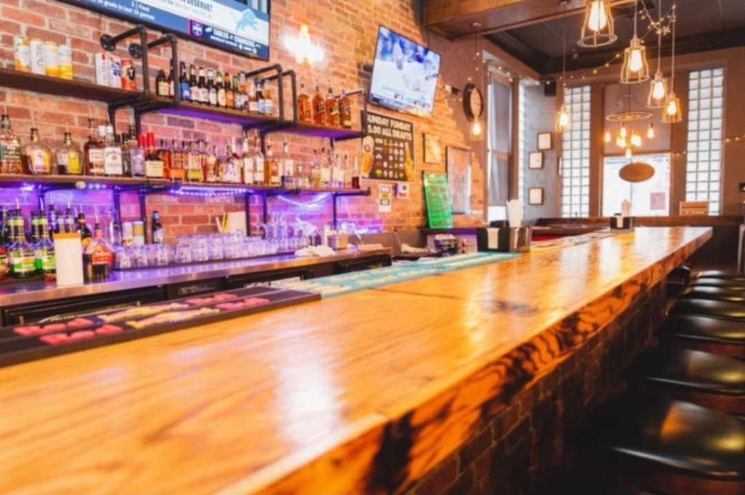 Peck & Pour, World Class Wings and Beer