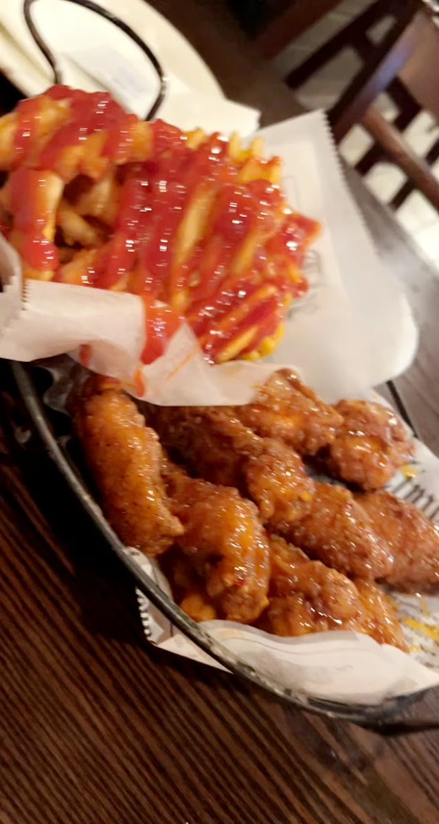 Peck & Pour, World Class Wings and Beer Photo 2