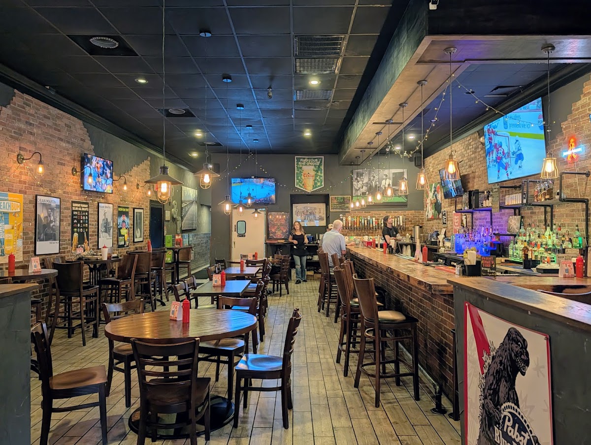 Peck & Pour, World Class Wings and Beer Photo 3