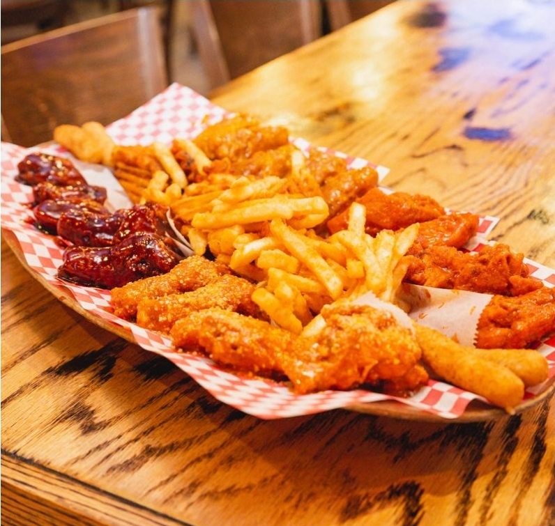 Peck & Pour, World Class Wings and Beer Photo 4