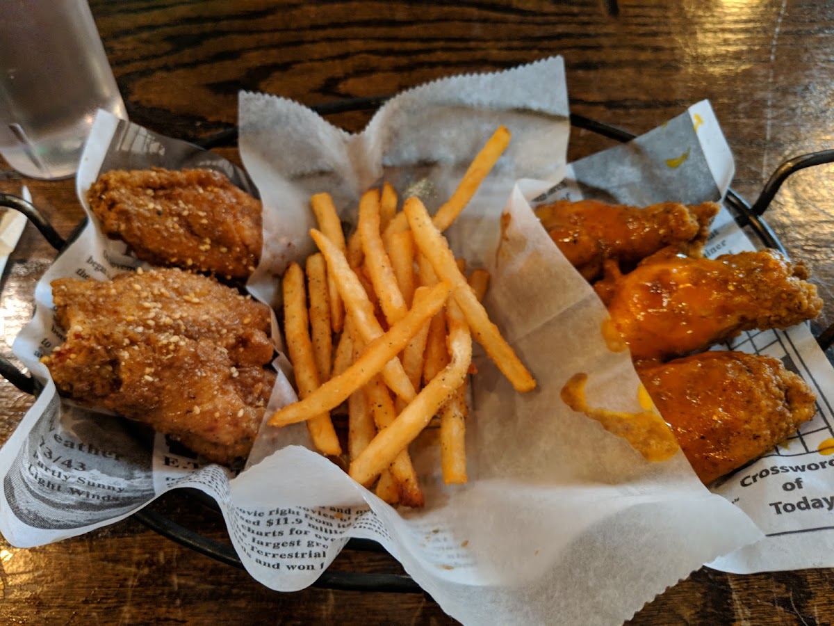 Peck & Pour, World Class Wings and Beer Photo 6