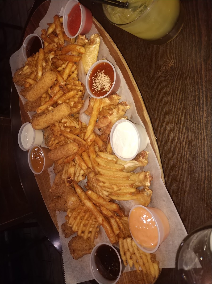 Peck & Pour, World Class Wings and Beer Photo 8