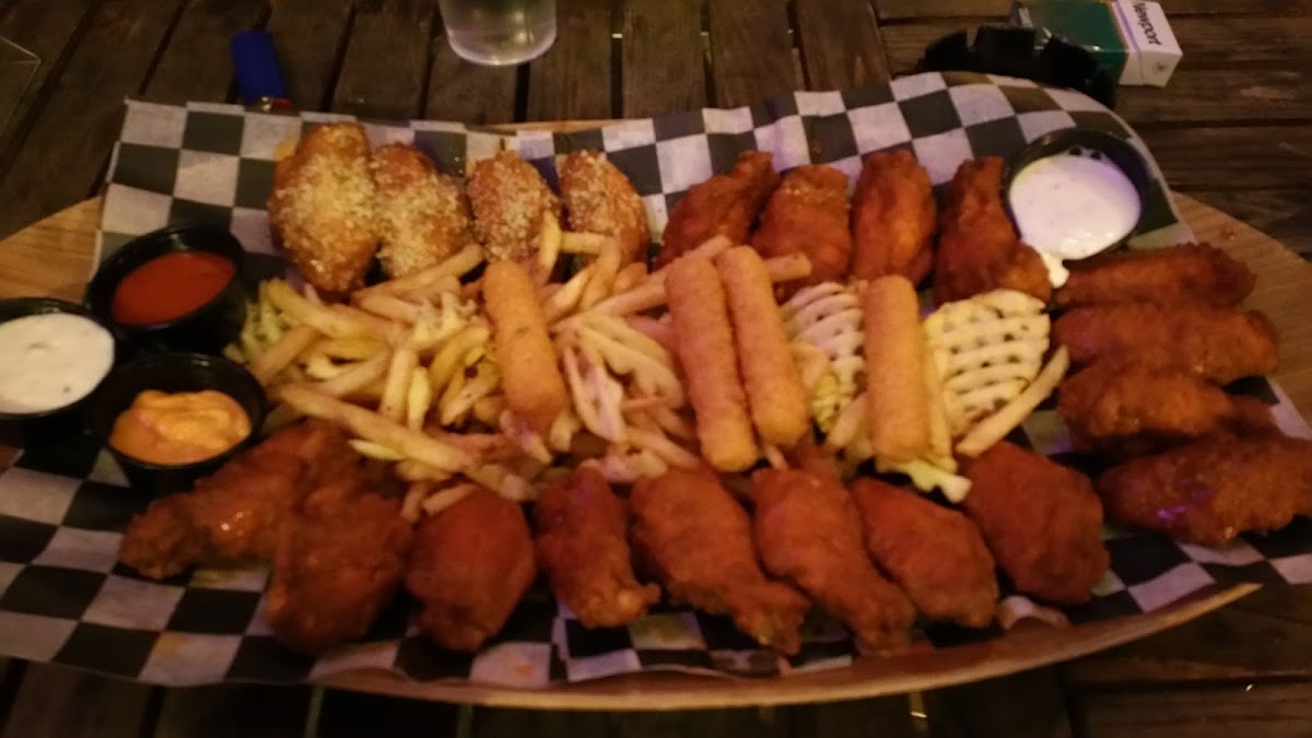 Peck & Pour, World Class Wings and Beer Photo 9