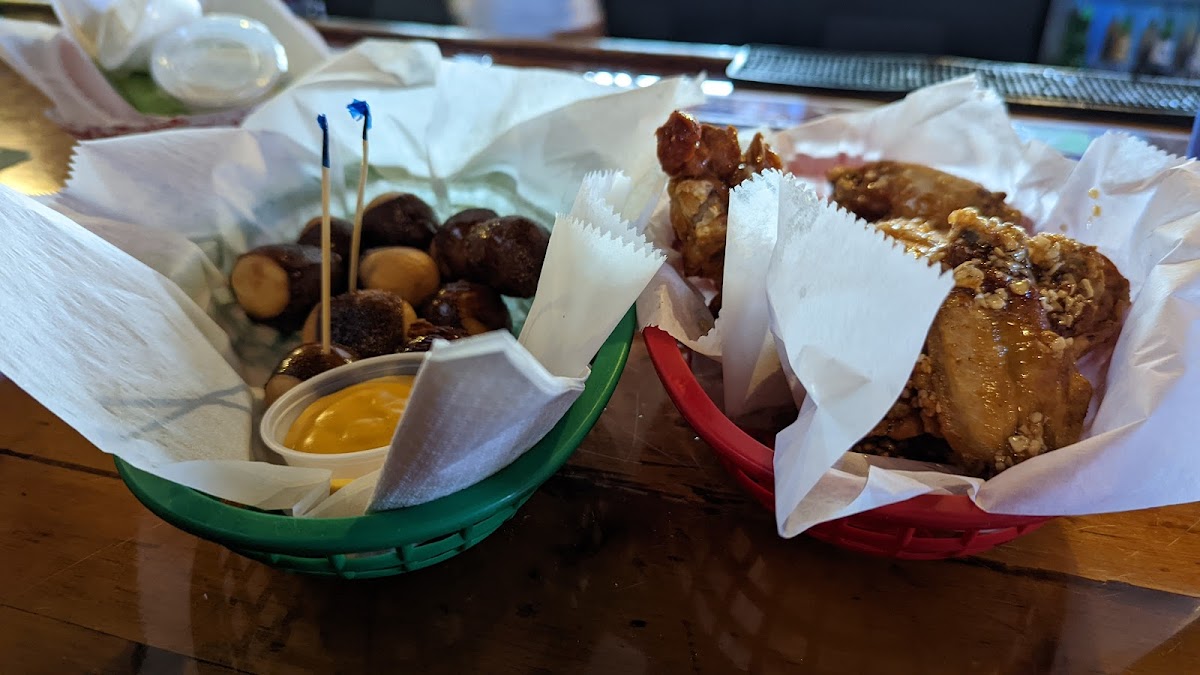 Goose's Sports Bar Photo 9