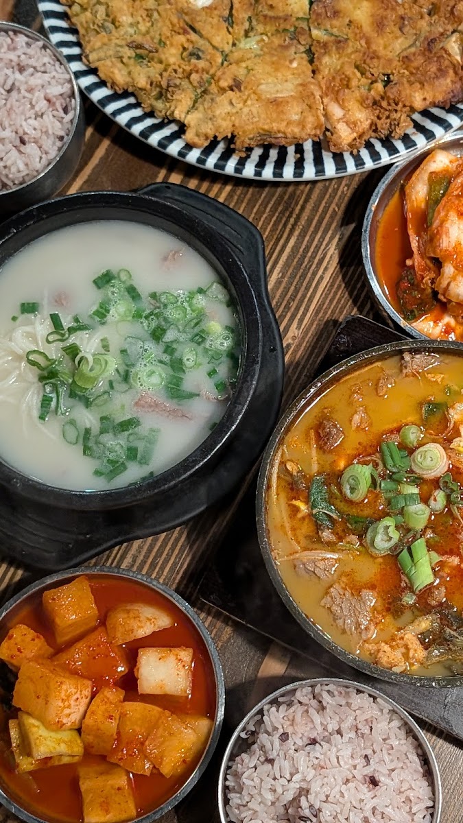 Yi's Traditional Korean Beef Soup Photo 3