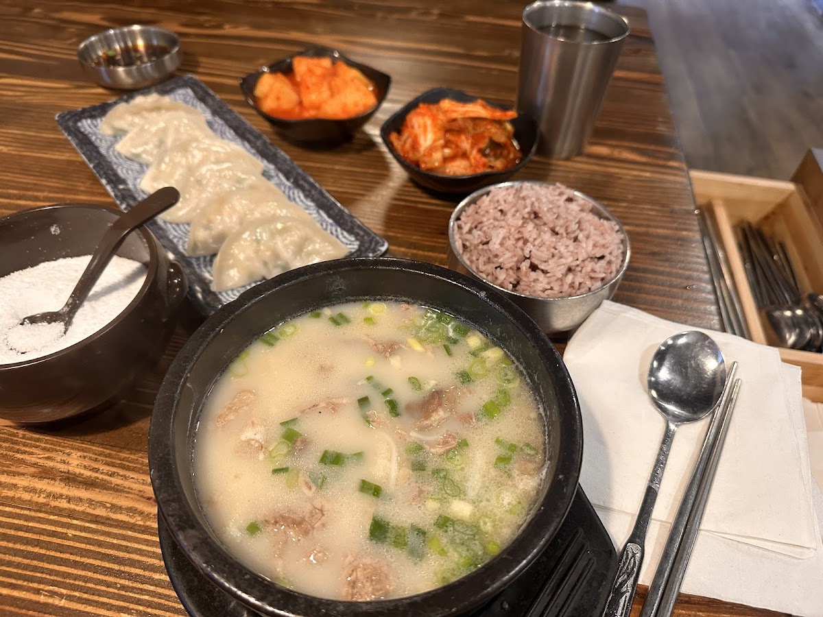 Yi's Traditional Korean Beef Soup Photo 4
