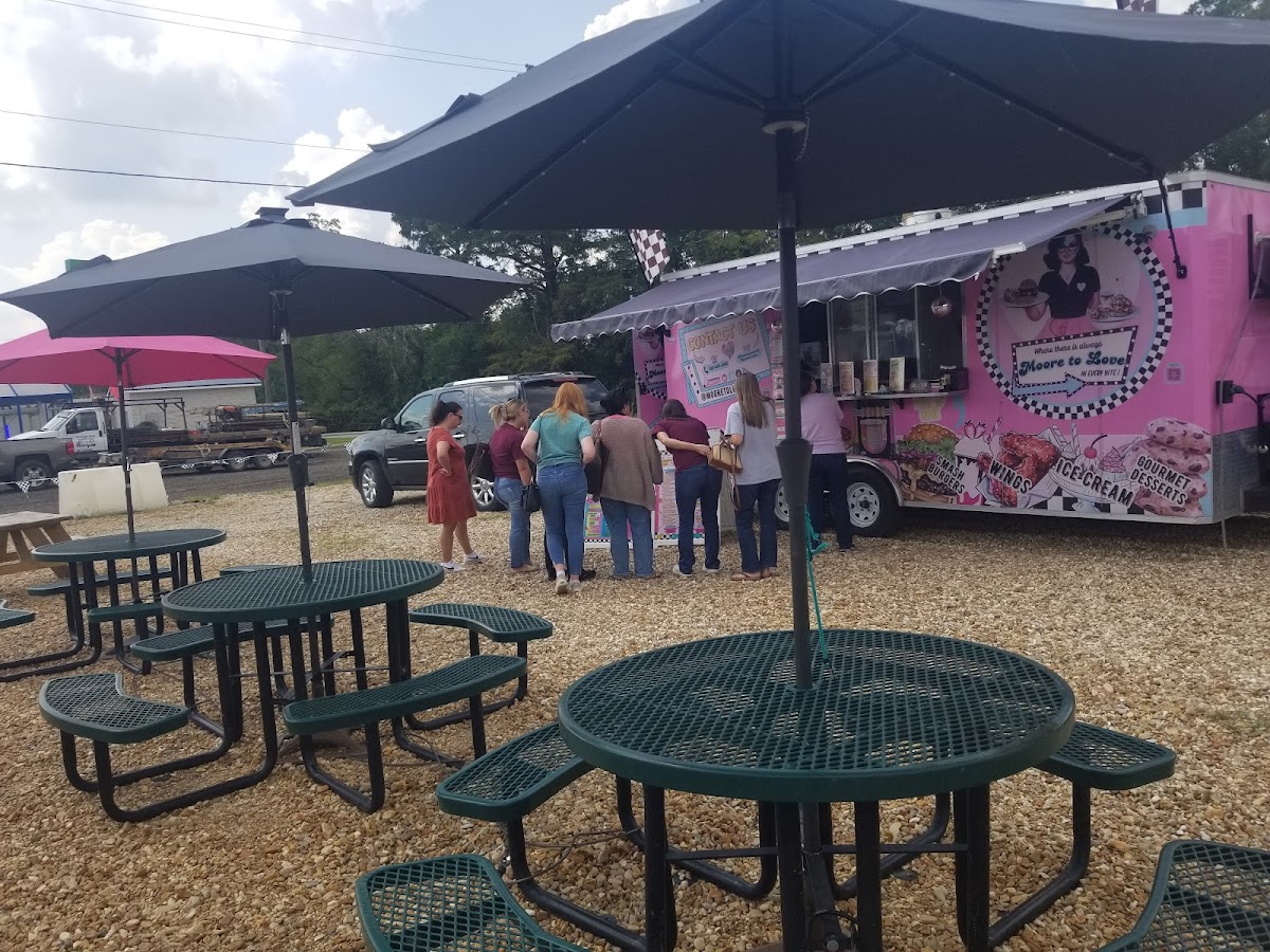 Moore to Love Diner On Wheels Photo 10