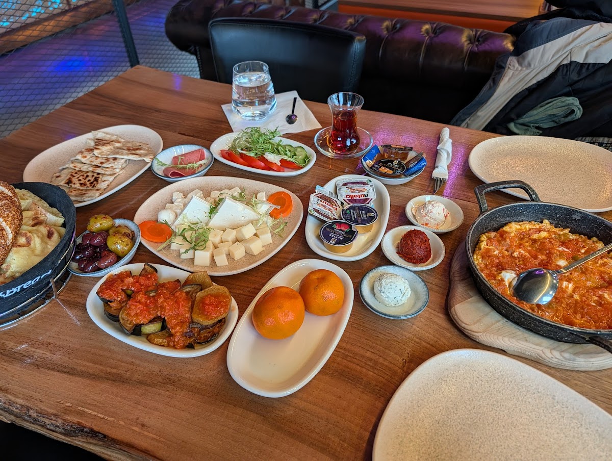 Teras mediterranes Frühstück