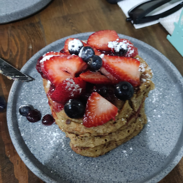 French Toast Frutos Rojos