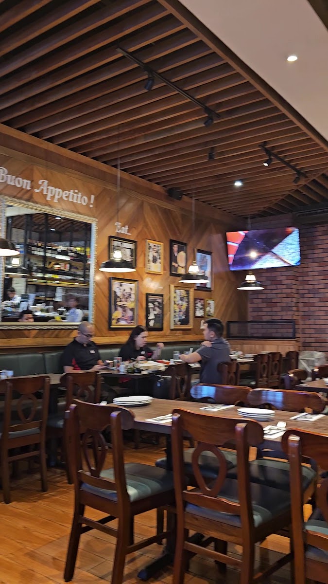 Italianni's Restaurant Photo 2