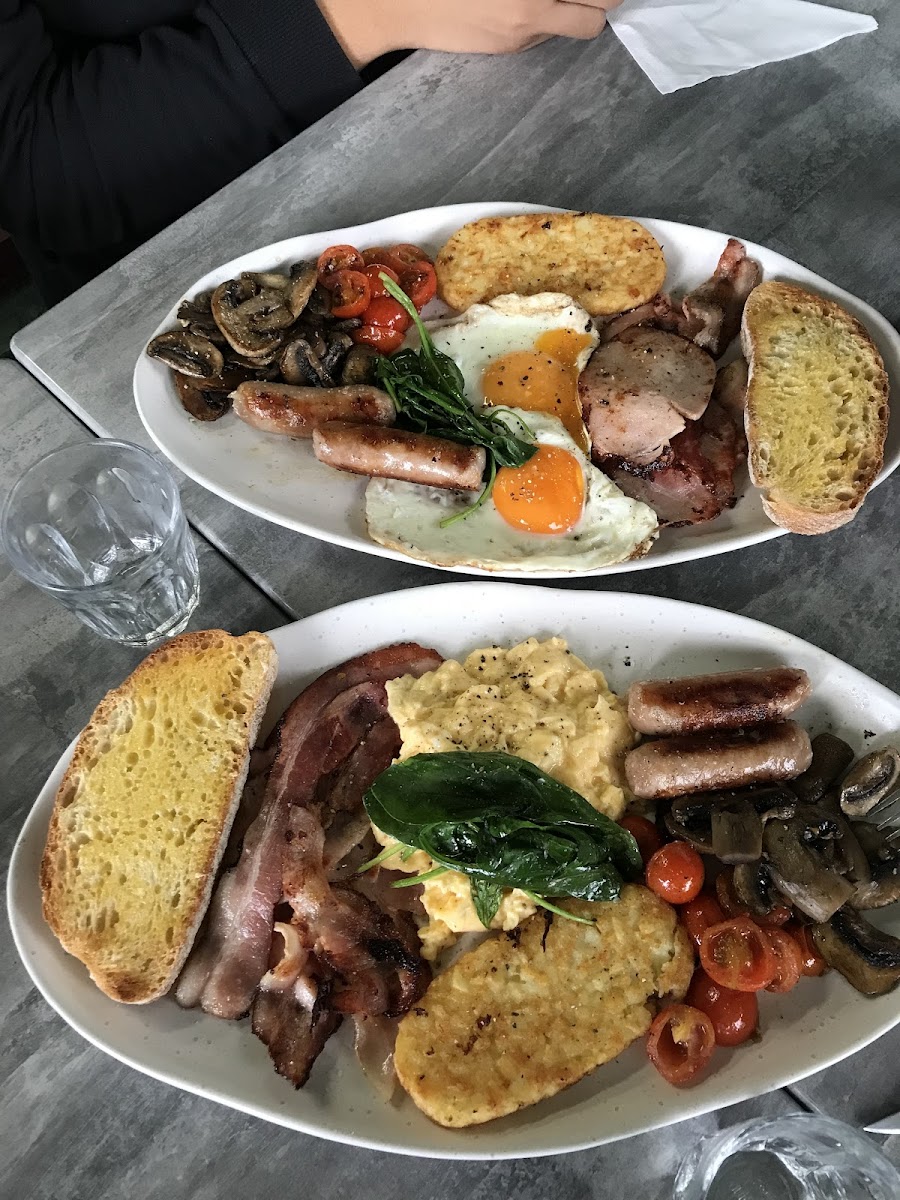At Tom's Cafe Photo 8
