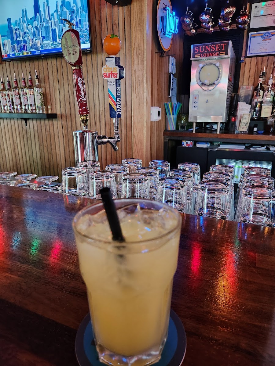 Sunset Lounge Photo 5