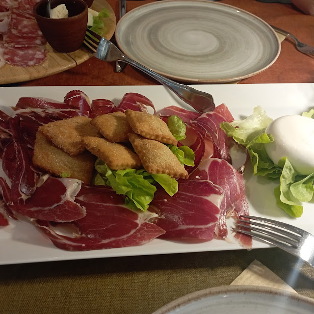 Patanegra Con Gnocchi Fritta E Burrata