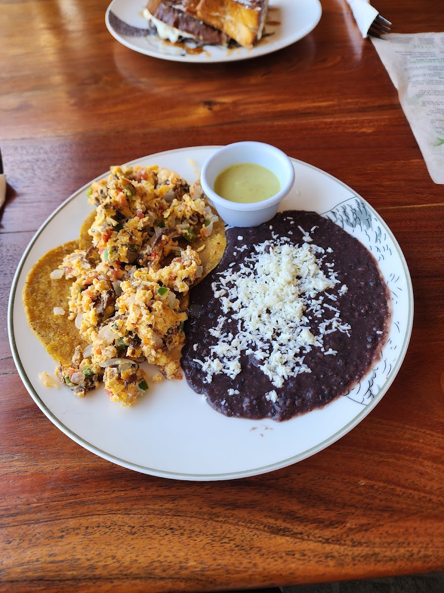 Reina Comfort Food Cumbres Photo 5