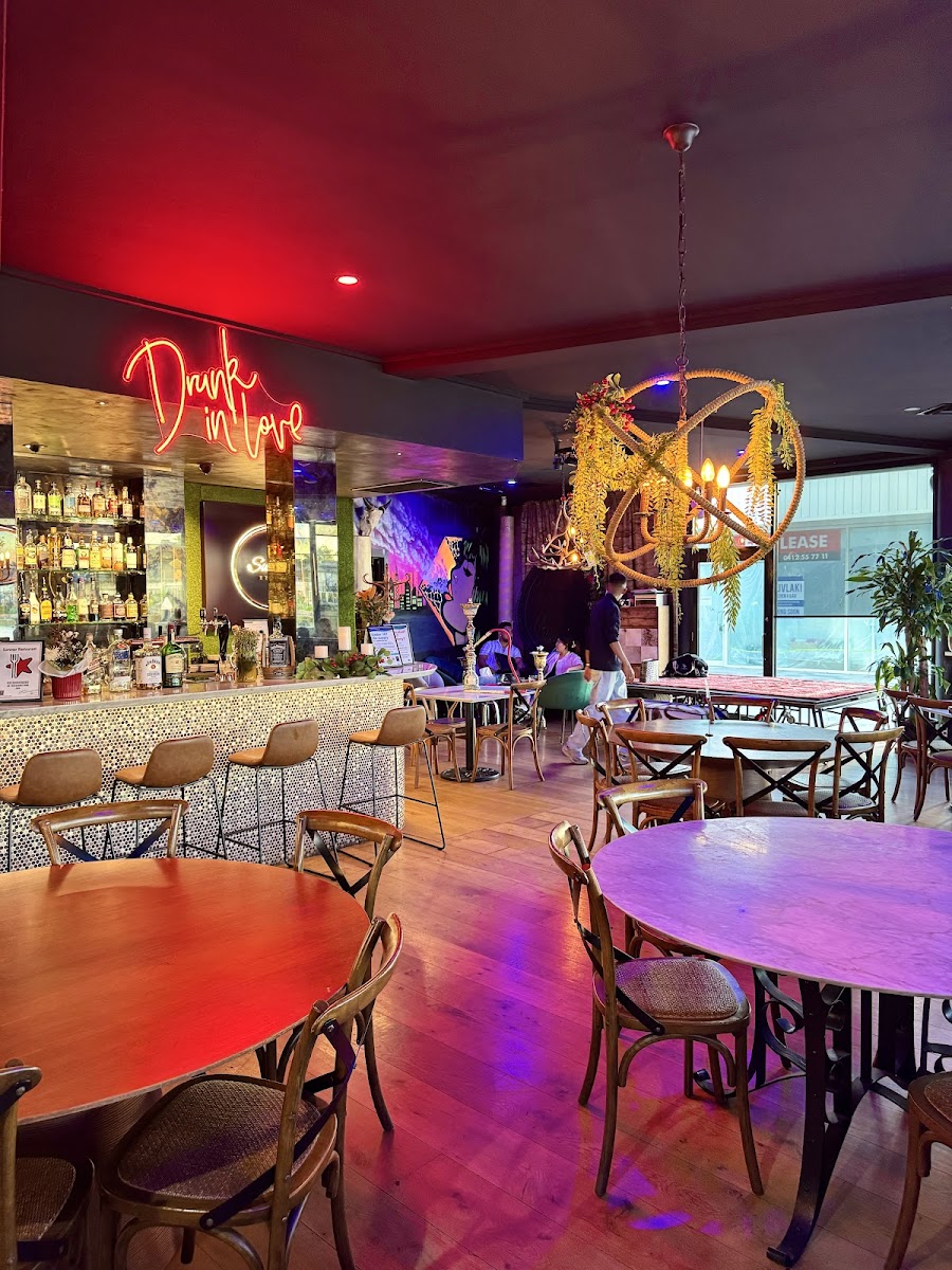 Summer Restaurant Photo 4