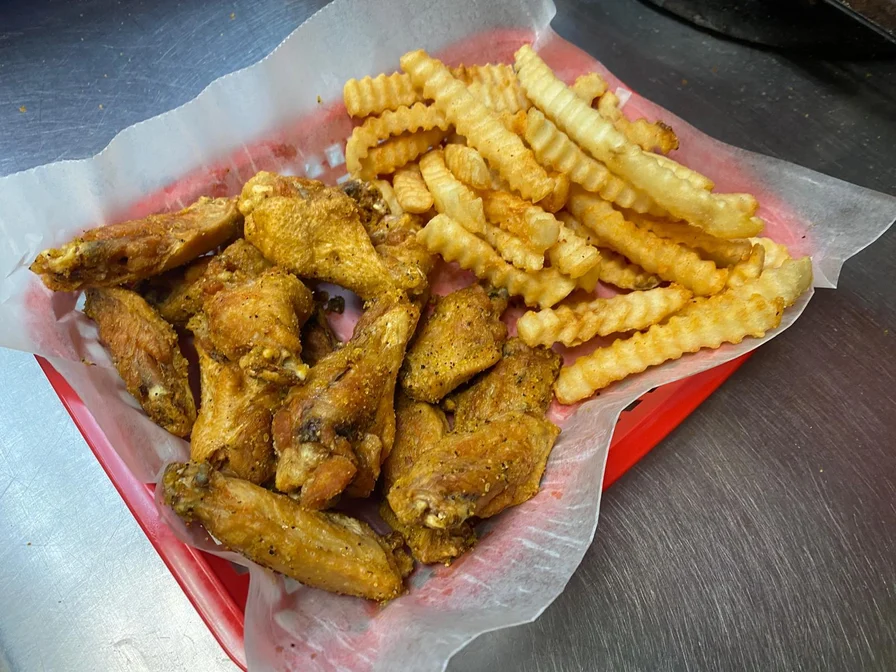 deli delites (wings & Subs) Photo 3
