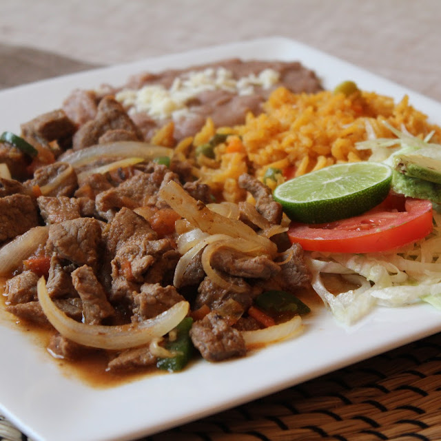 Bisteck Encebollado Platter