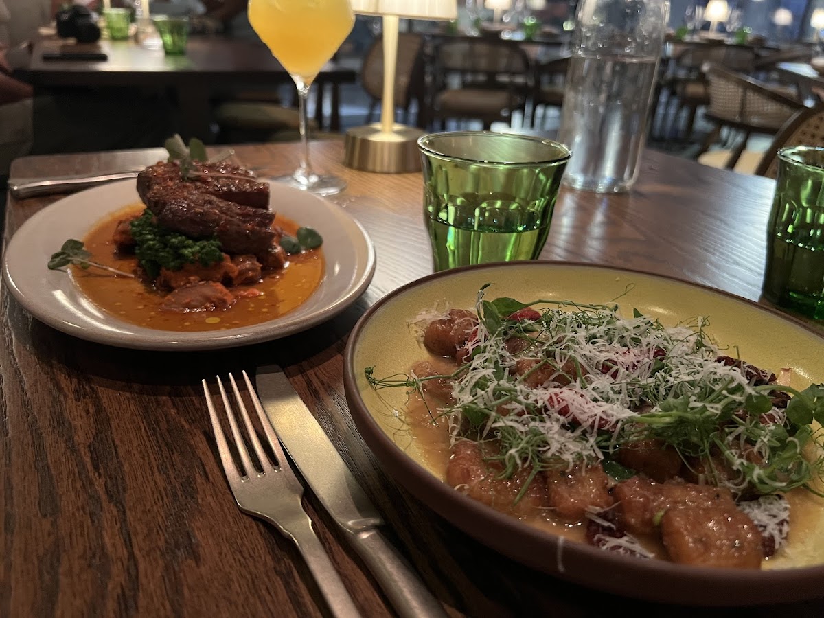 Leo Restaurant and Bar Photo 7