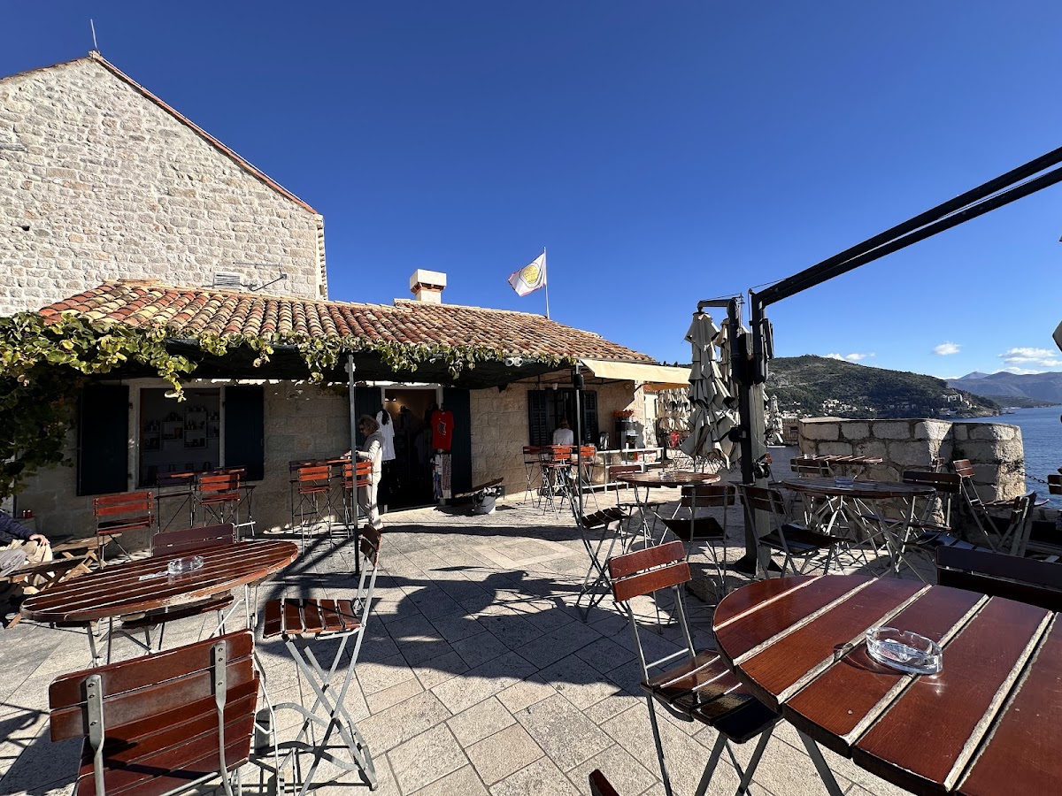 Caffe on the Wall (SV. PETAR)