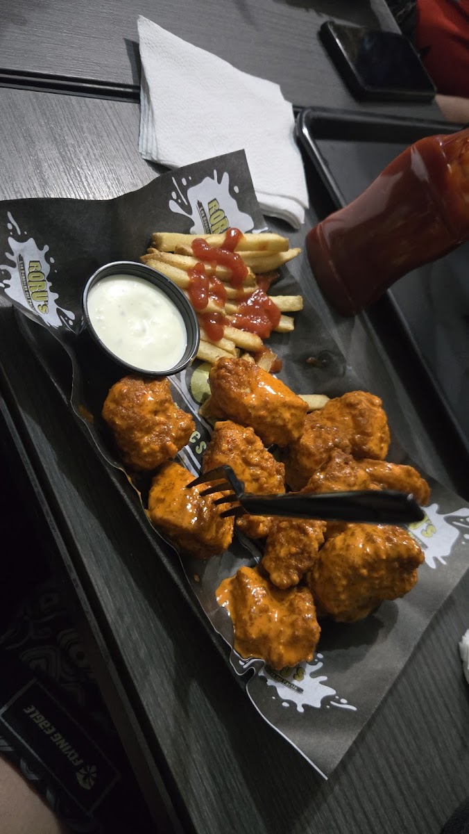 Roru's Boneless & Alitas Photo 4