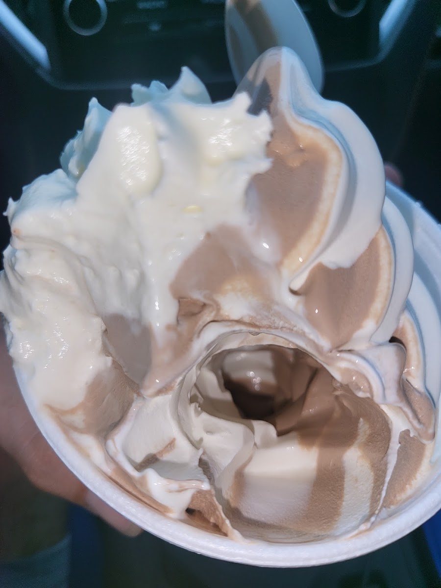 Lindy's Ice Cream Stop Photo 6