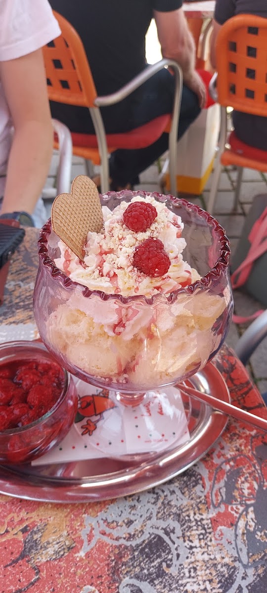 Gelatiamosi Eis & Cafe Photo 6