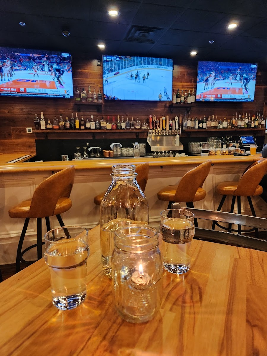 Neat Kitchen and Bar Photo 4