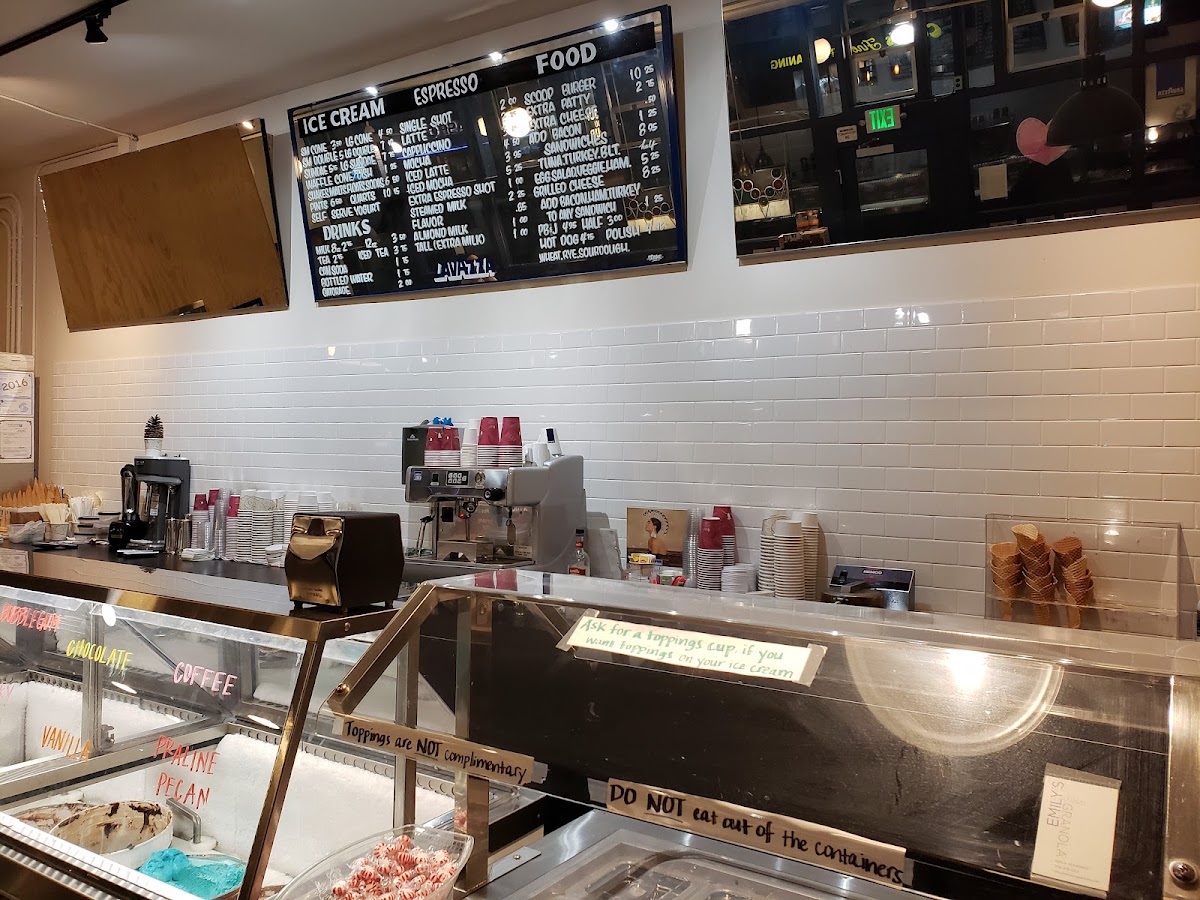 Scoop Du Jour Ice Creamery Photo 4