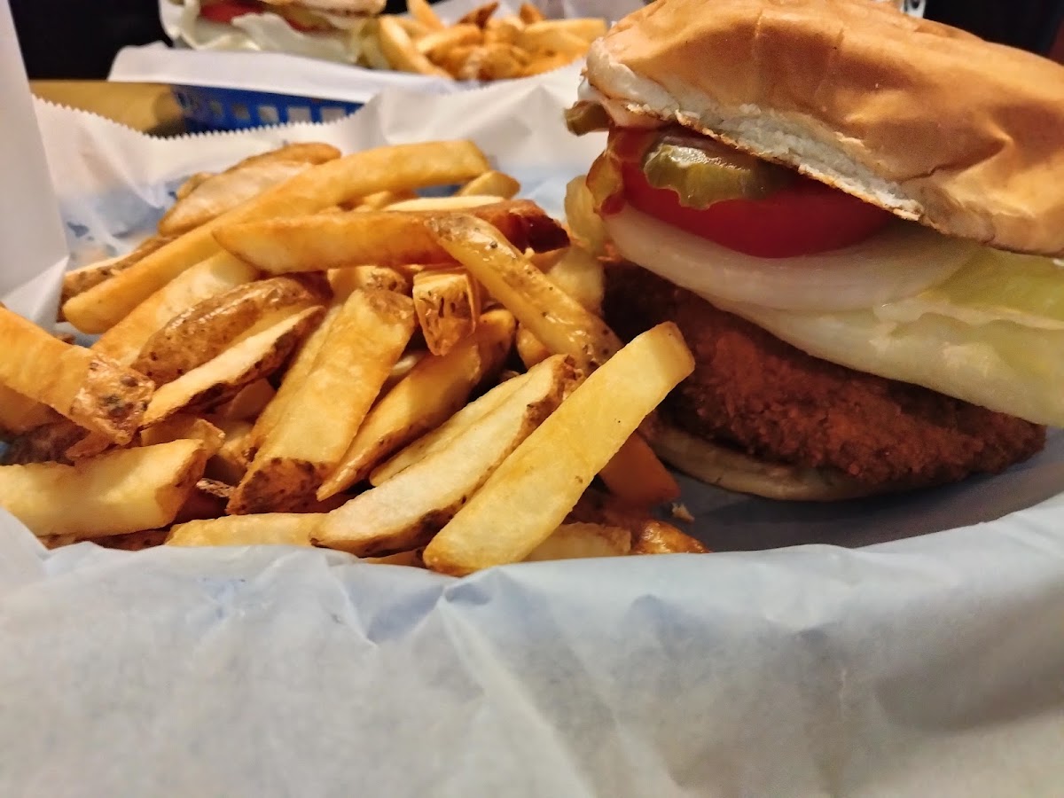 Louie's Bar & Grill Photo 5
