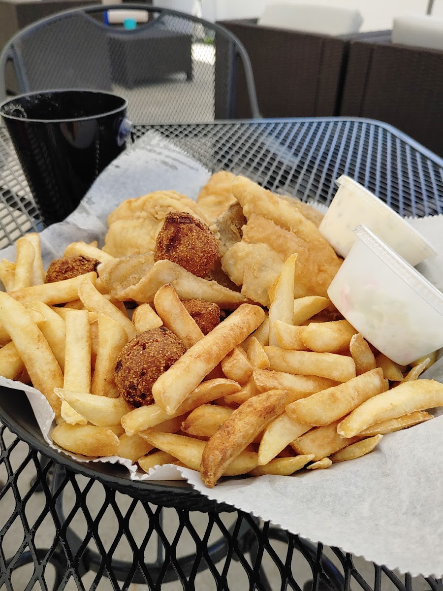 Louie's Bar & Grill Photo 8