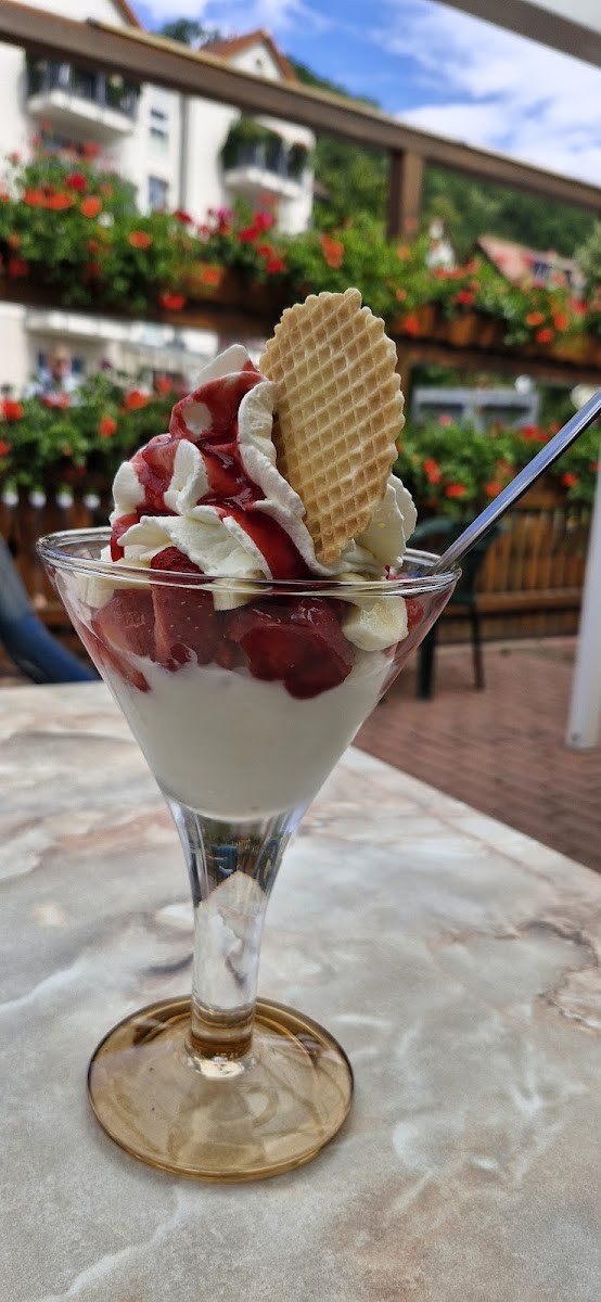 Eiscafé 'Mittelkreisperle'- Margot Hecker Photo 2