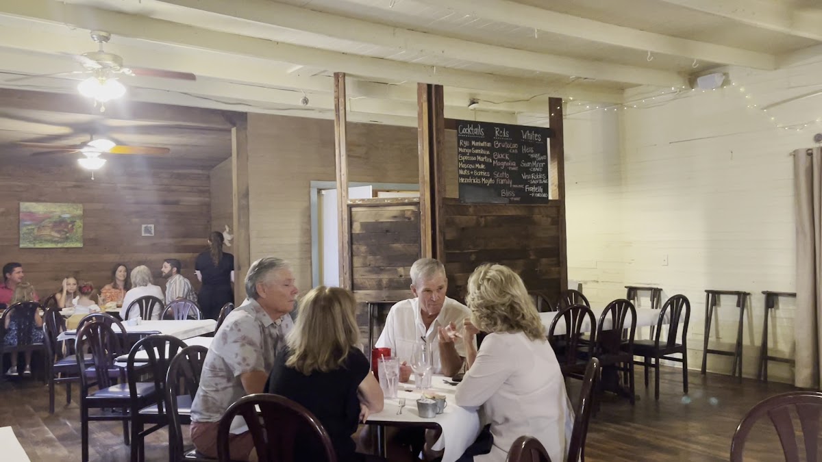 Roberto's River Road Restaurant Photo 2