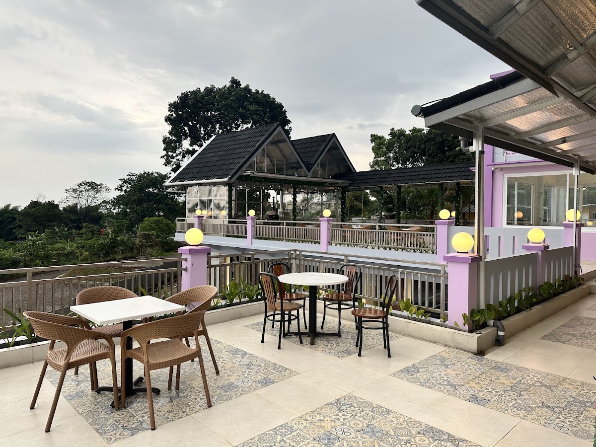Kenangan Lamo Cafe and Restaurant