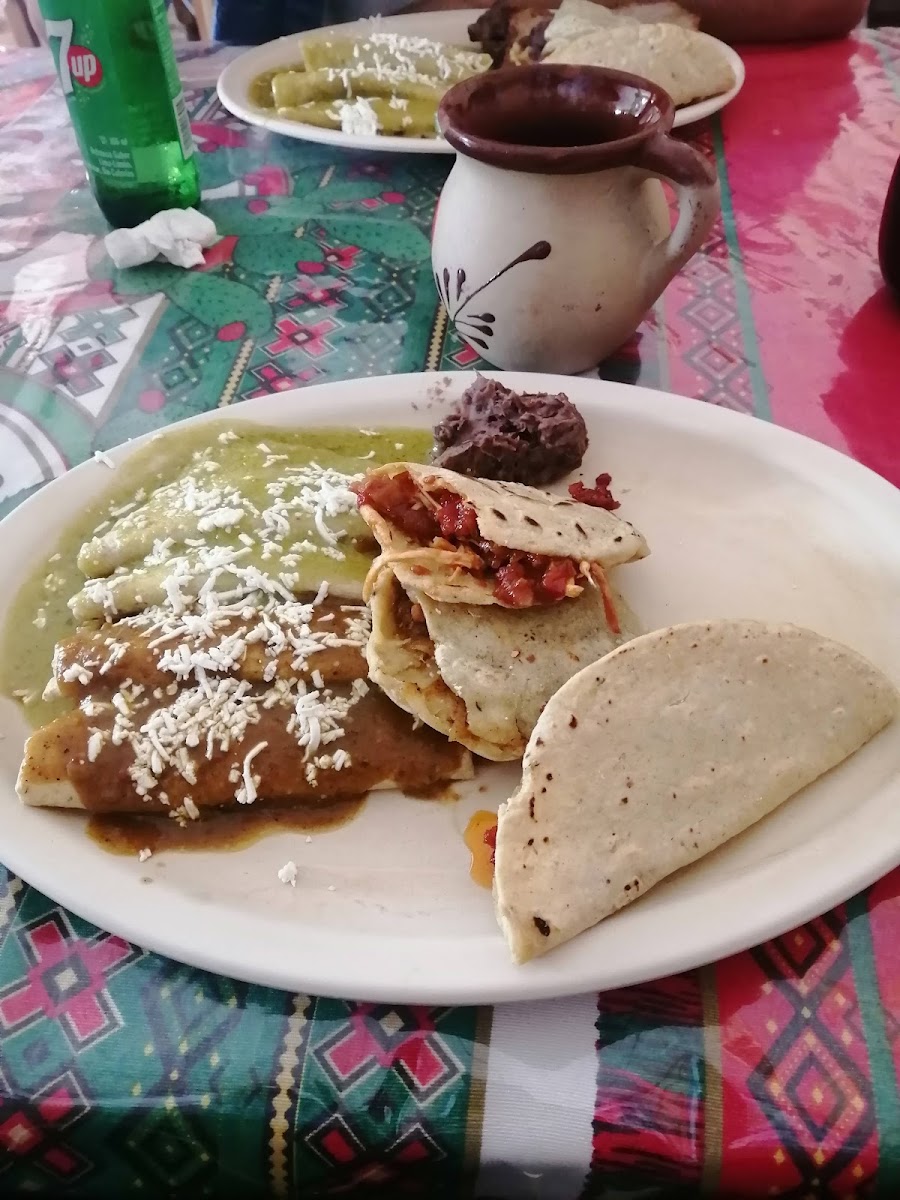 Enchiladas y gorditas 'Las limas' (Las de arriba)