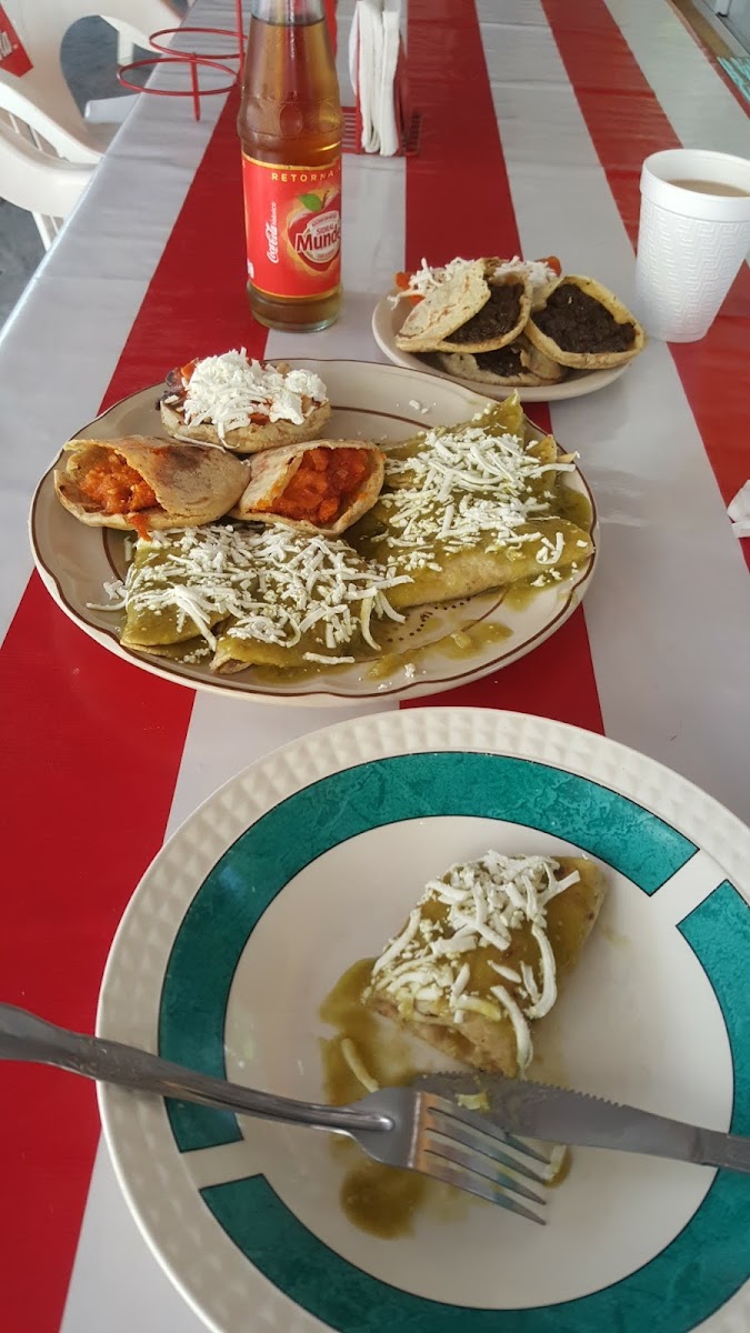 Enchiladas y gorditas 'Las limas' (Las de arriba) Photo 7